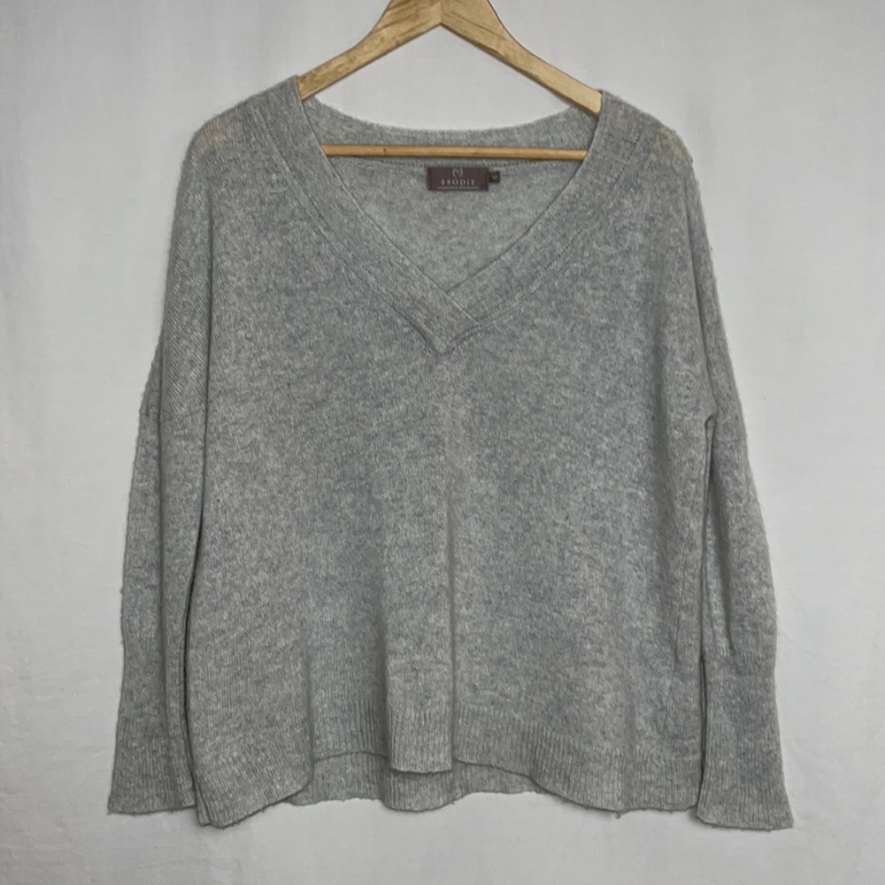BRODIE 100% Cashmere V-Neck Sweater in Grey